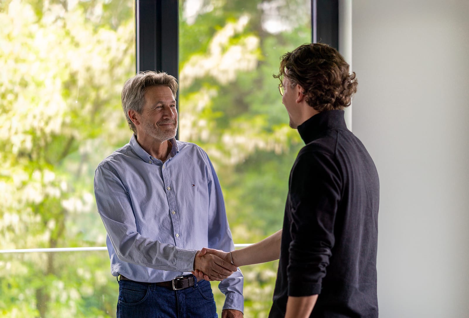 Luka Möller bei der Übergabe an einen Handwerks-Kunden